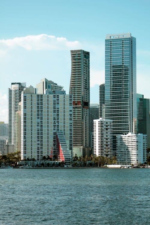 featured image for story, El Impacto de la Economía Global en las Inversiones de Bienes Raíces de Lujo
para los Inversionistas
